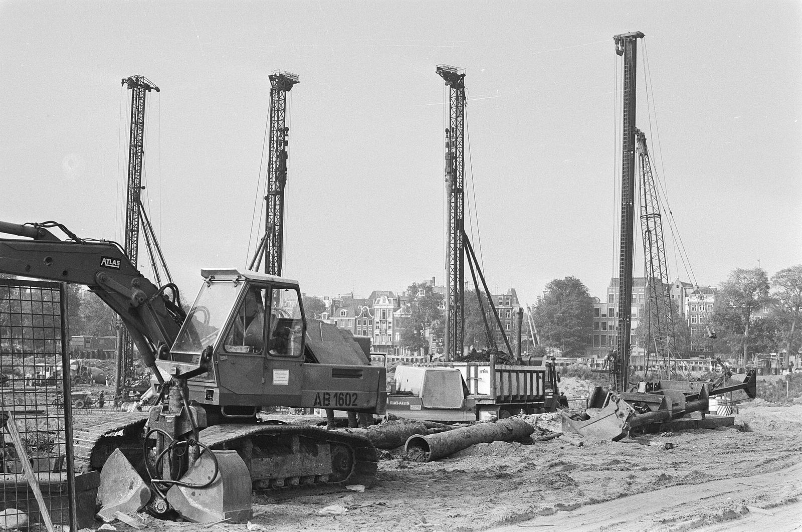 Zwart-witfoto van een graafmachine op een bouwterrein